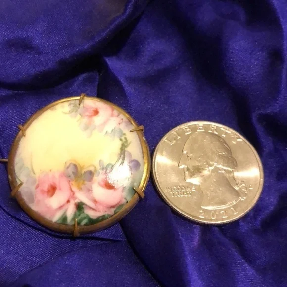 Antique Edwardian gilt edged, hand painted cameo pin with pink roses. - Picture 2 of 7